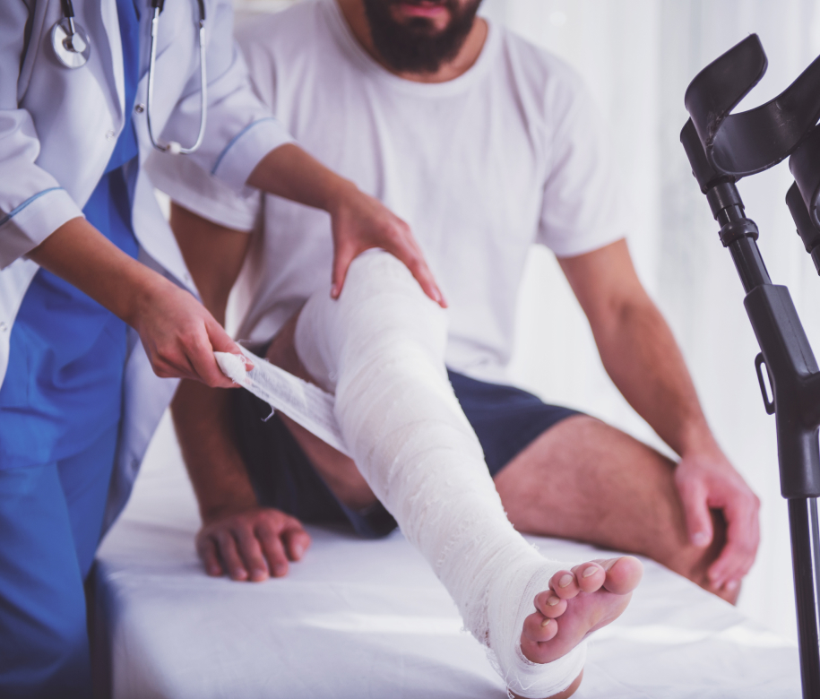 St. Louis arm & leg injury Lawyers. Man getting a cast.
